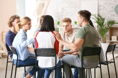 İnsanlar grup terapi oturumunda kadın sakinleştirici