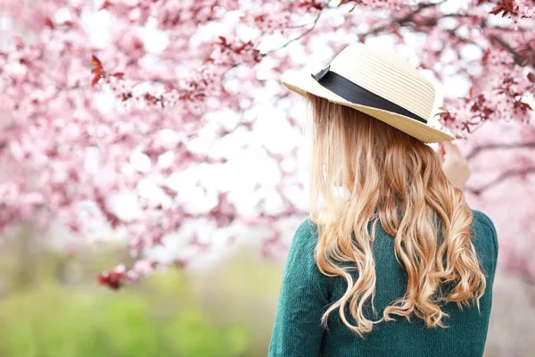 Bahar günü Park'ta güzel genç kadın