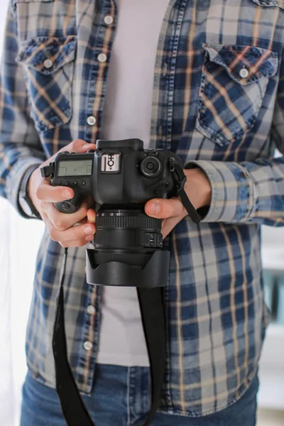 Tiener jongen met fotocamera thuis, close-up — Stockfoto