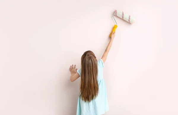 Little girl painting wall in room — Stock Photo, Image