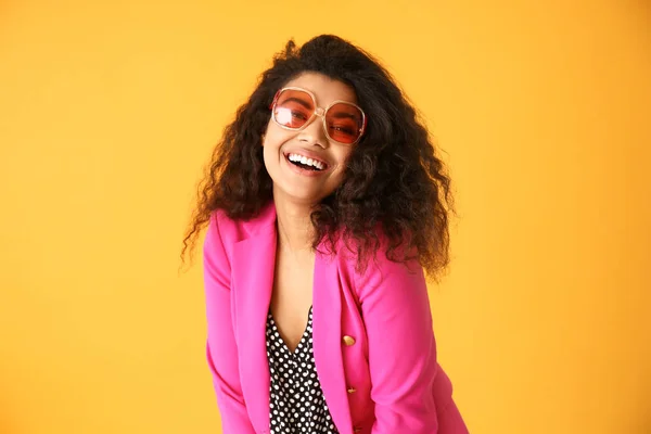 Portrait of stylish African-American woman on color background — Stock Photo, Image