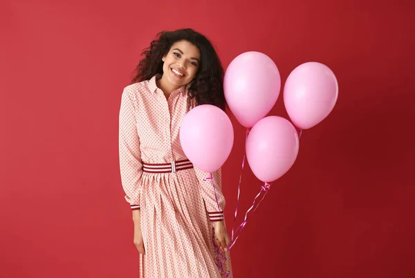 Portret van Happy African-Amerikaanse vrouw met lucht ballonnen op kleur achtergrond — Stockfoto