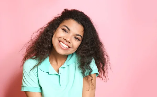 Retrato de una linda mujer afroamericana sobre fondo de color — Foto de Stock