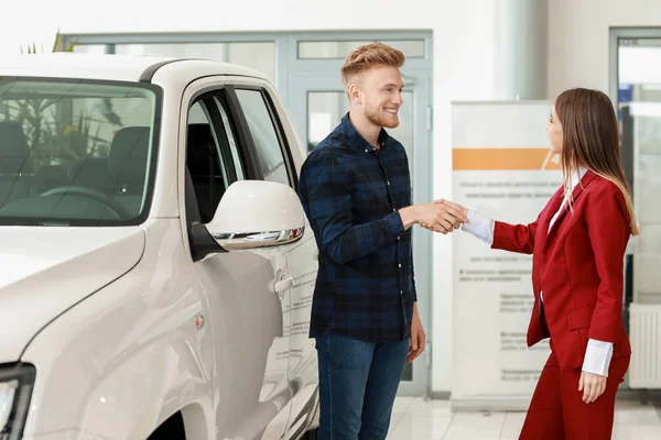 Man buying new car in salon — Stock Photo, Image