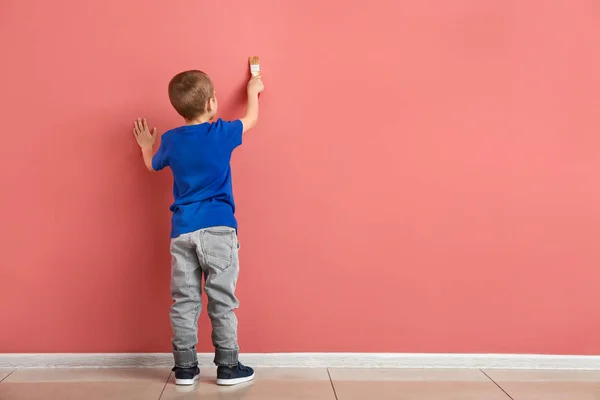 컬러 벽에 작은 소년 그림 — 스톡 사진