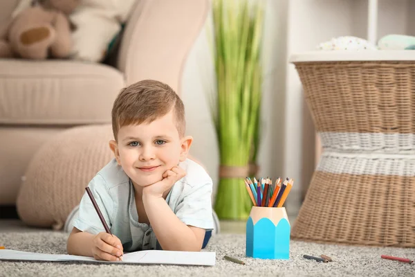 Niedlichen kleinen Jungen Zeichnung zu Hause — Stockfoto