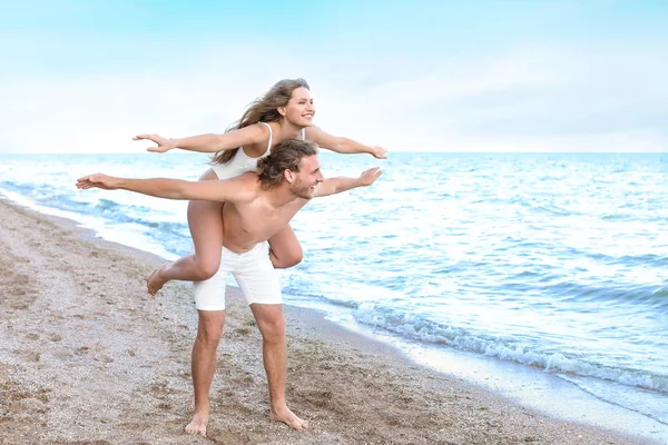 Jovem casal feliz no resort do mar — Fotografia de Stock