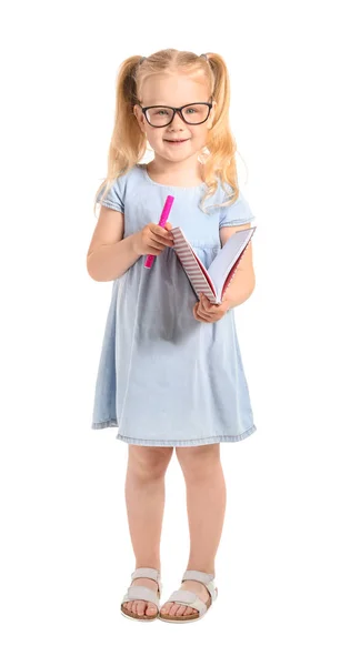 Porträt eines smarten kleinen Mädchens auf weißem Hintergrund — Stockfoto