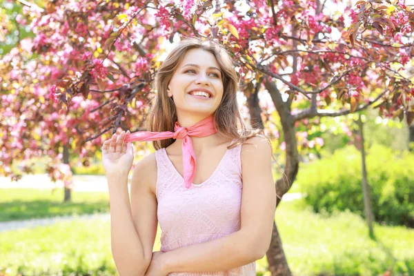 Bahar gününde çiçeklenme tree yakınındaki güzel genç kadın — Stok fotoğraf