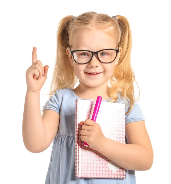 Ritratto di bambina intelligente con indice sollevato su sfondo bianco — Foto Stock