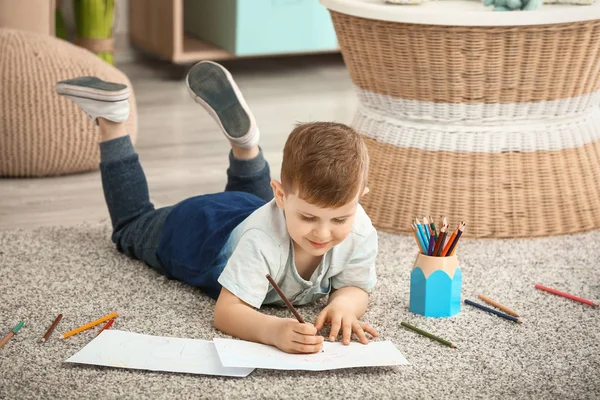 Niedlichen kleinen Jungen Zeichnung zu Hause — Stockfoto