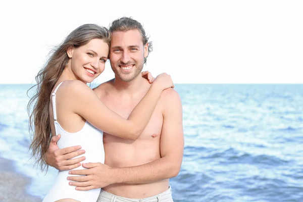 快乐的年轻夫妇在海上度假村 — 图库照片