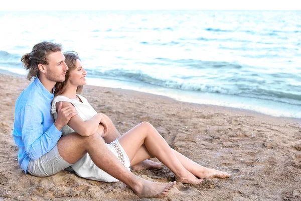 Счастливые молодые пары на морском курорте — стоковое фото