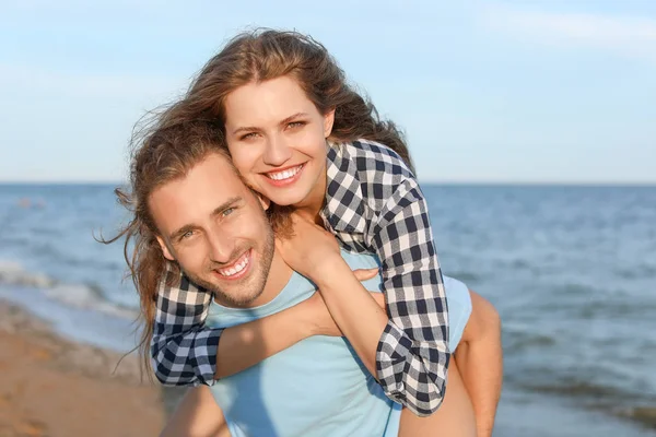 Heureux jeune couple en station balnéaire — Photo