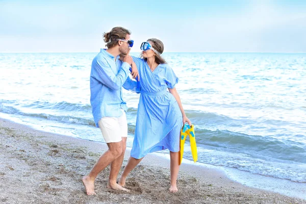 Feliz pareja joven con máscaras de snorkel en el balneario — Foto de Stock