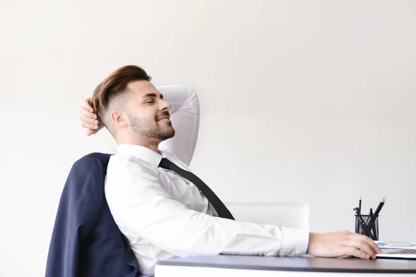 Bello uomo d'affari avendo pausa durante il lavoro in ufficio — Foto Stock