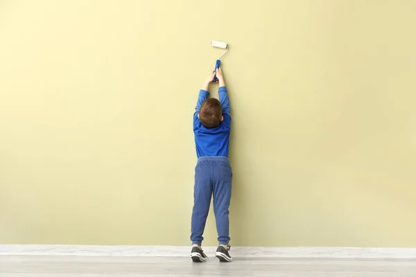 Bonito menino pintura parede no quarto — Fotografia de Stock