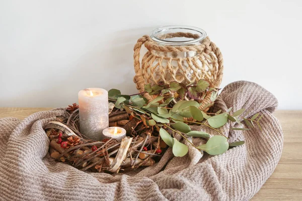 Ghirlanda decorativa, candele accese e rami di eucalipto sul tavolo — Foto Stock