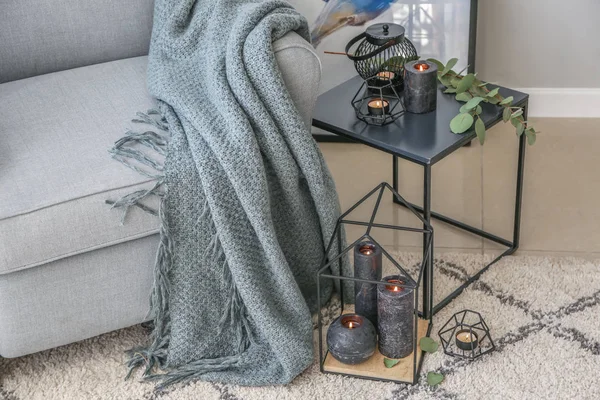 Interior de la habitación moderna con sofá y hermosas velas encendidas — Foto de Stock