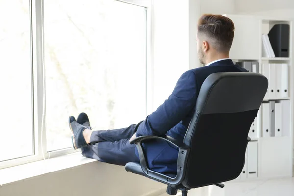 Empresário despreocupado tendo ruptura no escritório — Fotografia de Stock