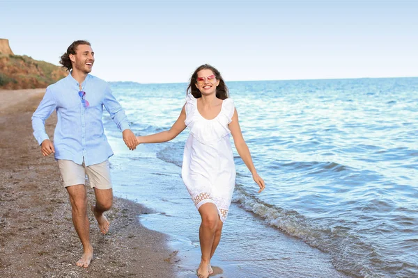 幸せな若いカップルが海でリゾートします。 — ストック写真