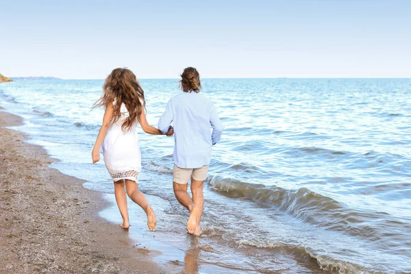 Happy young couple at sea resort — Stock Photo, Image