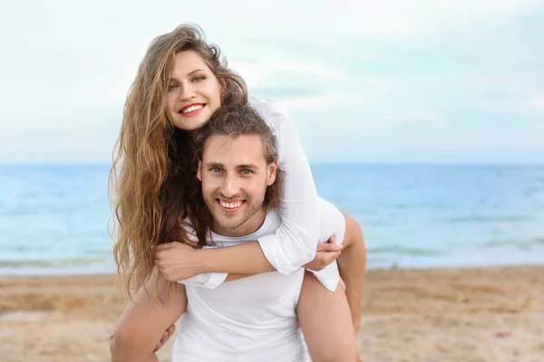 Счастливые молодые пары на морском курорте — стоковое фото
