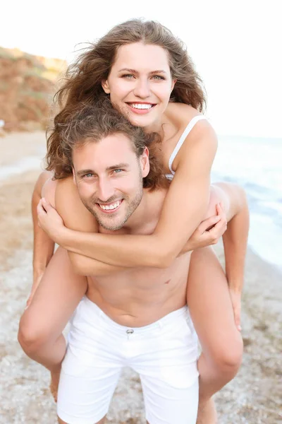 Jovem casal feliz no resort do mar — Fotografia de Stock