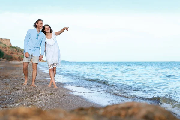 Lyckliga unga paret resort till sjöss — Stockfoto