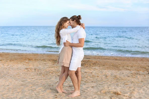 Feliz joven pareja en el balneario — Foto de Stock