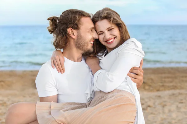 Happy young couple at sea resort — Stock Photo, Image