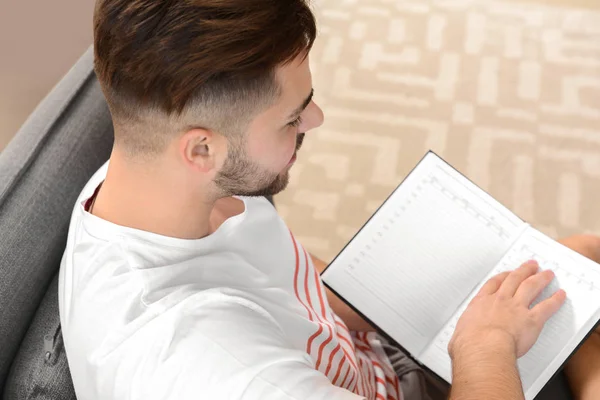 Schöner Mann liest Buch zu Hause — Stockfoto