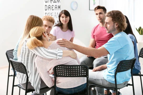 Personas calmando a la mujer en la sesión de terapia de grupo — Foto de Stock