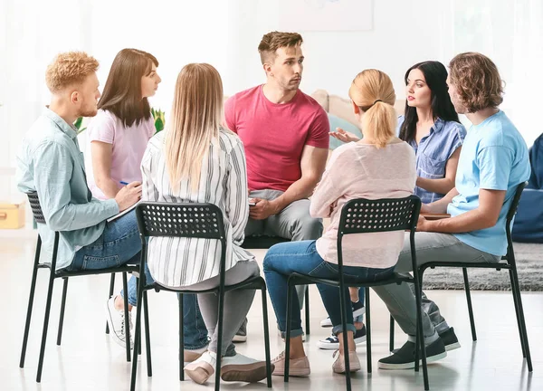 Menschen bei Gruppentherapie — Stockfoto