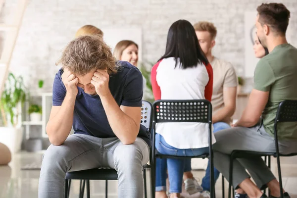 Hombre deprimido en sesión de terapia de grupo — Foto de Stock