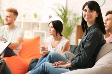 Grup terapi seansı insanlara