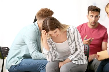 Grup terapisi oturumunda depresif kadın