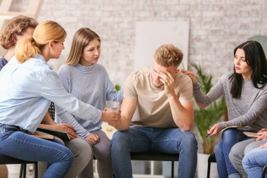 İnsanlar grup terapi oturumunda depresif adam sakinleştirici