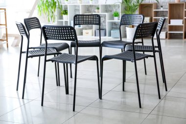 Psikologların ofisinde grup terapisi için hazırlanmış boş sandalyeler.