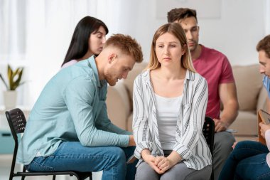 Grup terapisi oturumunda depresif kadın