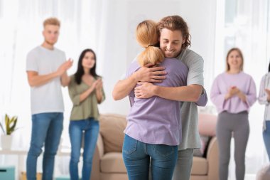 İnsanlar grup terapisi oturumunda sarılmak