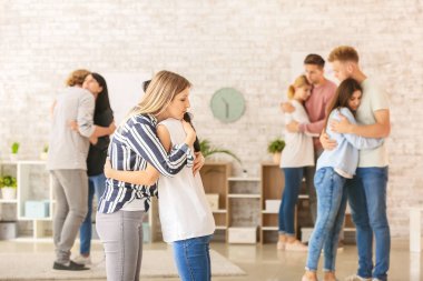 İnsanlar grup terapisi oturumunda sarılmak