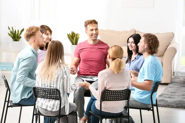 Personas en sesión de terapia de grupo — Foto de Stock