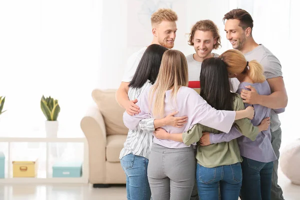 Gente abrazándose en la sesión de terapia de grupo — Foto de Stock