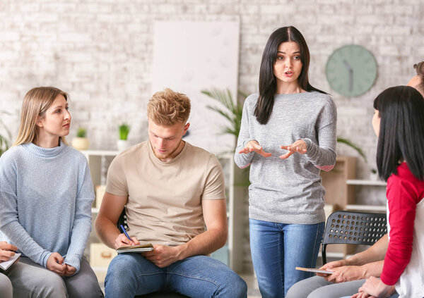 Люди на сеансе групповой терапии
