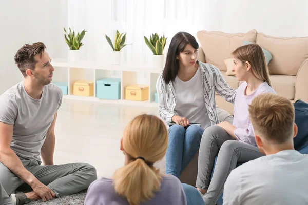 Personas calmando a la mujer en la sesión de terapia de grupo — Foto de Stock