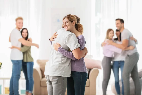 Mensen knuffelen tijdens groepstherapie sessie — Stockfoto