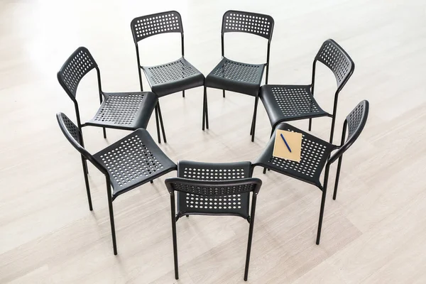 Empty chairs prepared for group therapy in psychologist's office — Stock Photo, Image