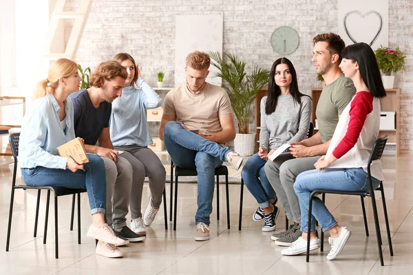 Personas en sesión de terapia de grupo — Foto de Stock