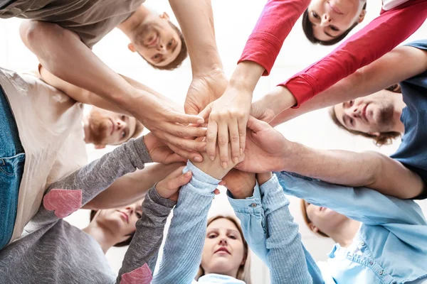 Pessoas juntando as mãos na sessão de terapia de grupo, visão inferior — Fotografia de Stock